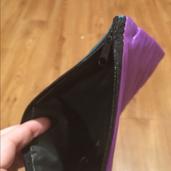 A pouch - Picture 3 of 3